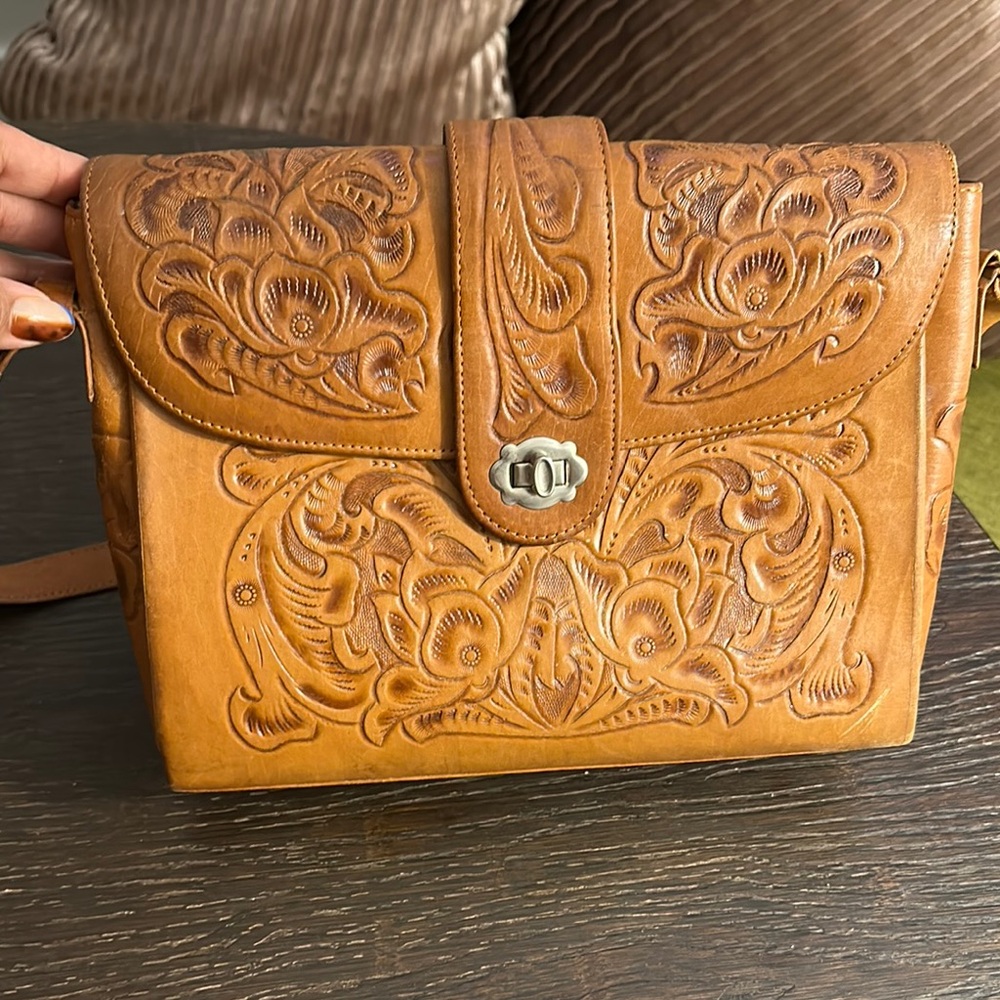Vintage 1980s Tooled Leather Crossbody Bag – Aztec Calendar Design, Tan